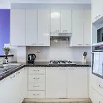 37R Magnificent District Views 2Bedroom Abnb Apt With Free Parking